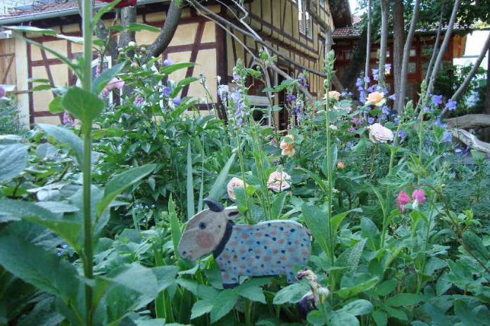 img-120172-Haus mit Rosentier.jpg